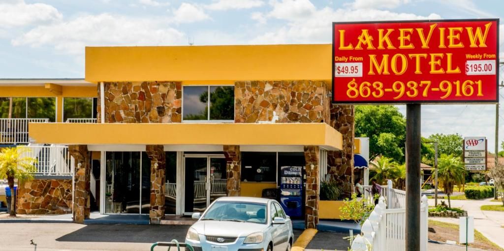 Lakeview Motel entrance